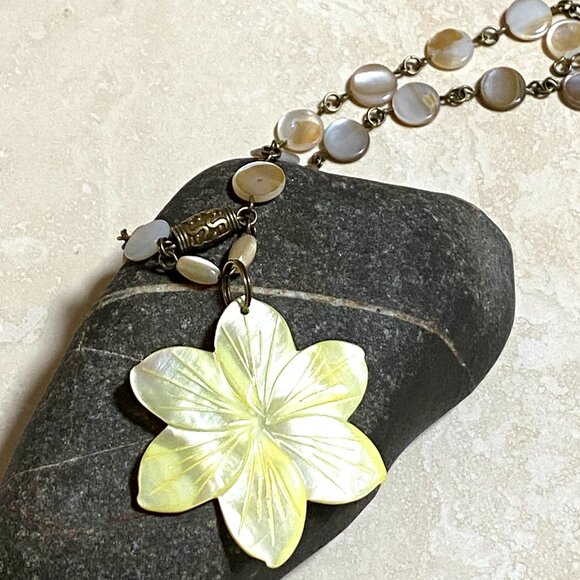 Light Yellow Mother of Pearl Flower Pendant Bronze Link Necklace - Picture 8 of 12